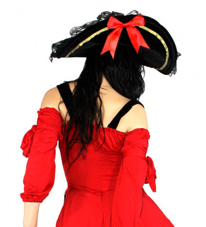 Pirátský klobouk s červenou stuhou